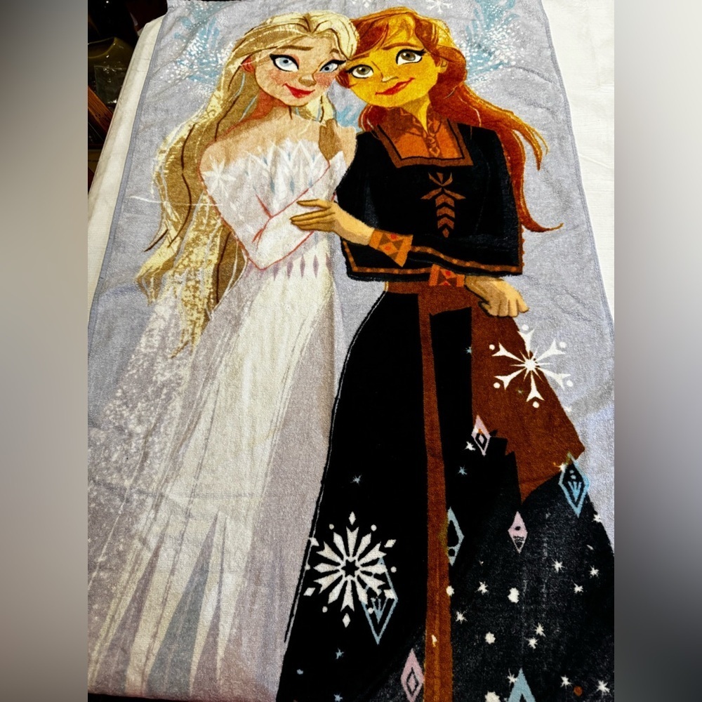 Disney Store Frozen 2 Elsa and Anna Beach Towel 29x59 Pool Bath Princess